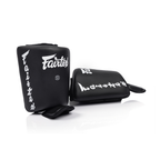 Fairtex SP10 Calfkick Pads - Zwart - Paar – schuin aanzicht van het paar