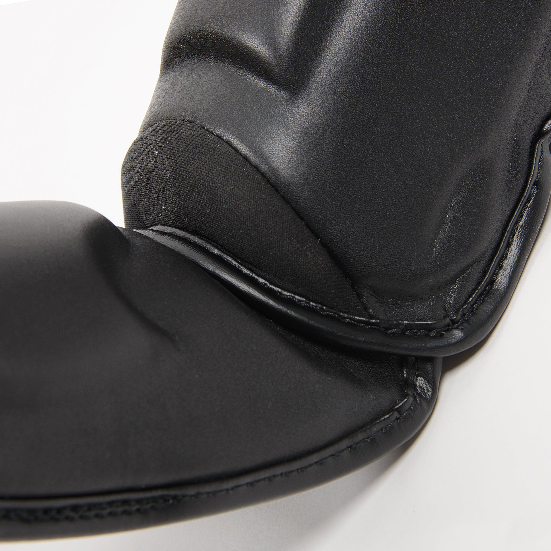 Flow Classic Thai Scheenbeschermers - Zwart